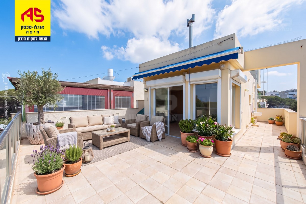 Penthouse 5.5 Rooms in Natan Alterman Street, Ramat Begin,  Haifa